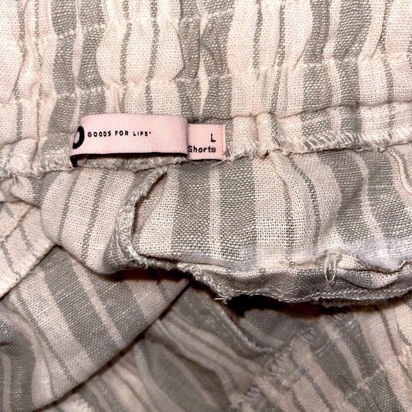 SO Ruffled Hem Dolphin Shorts - Picture 3 of 4